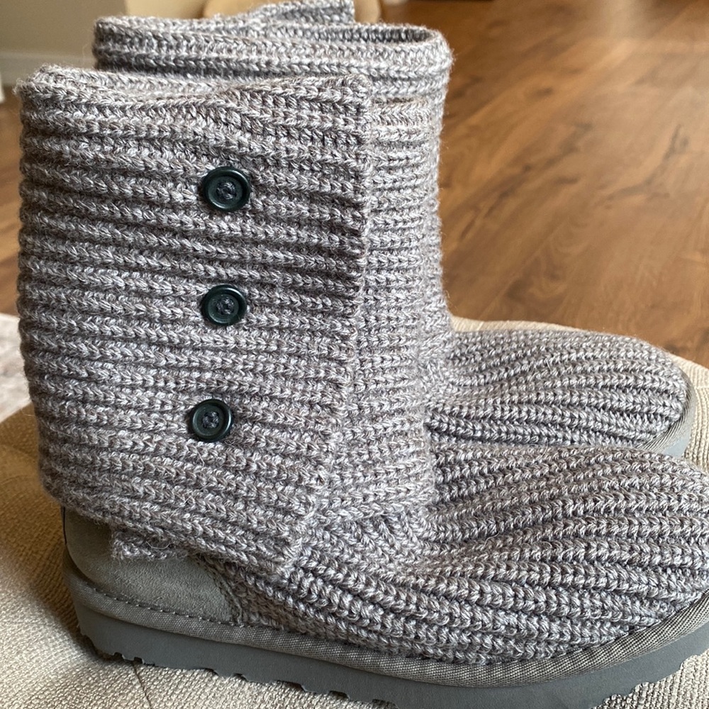 Never worn classic grey cardy Ugg boots!!